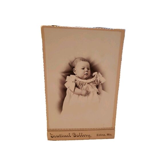 Antique Cabinet Card Baby Infant Photo c1880s Dentinel Manning's Studio Edina MO - Picture 1 of 12